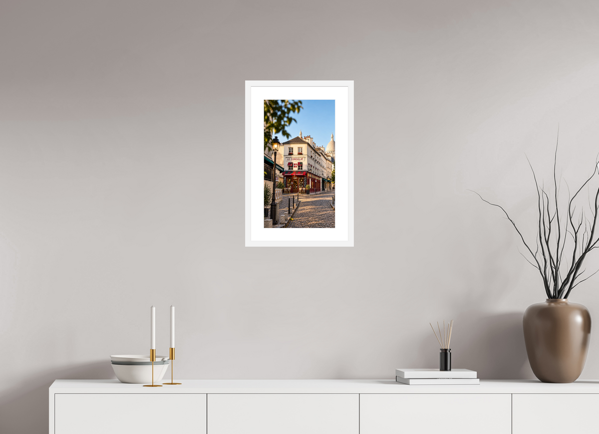 27 x 48 cm, Fineartprint im Rahmen - weiß Le Consulat – A Moment in Montmartre