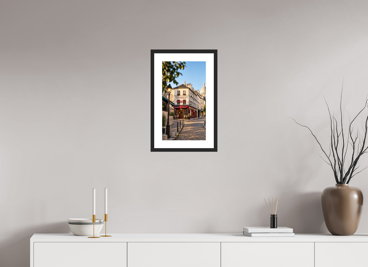 27 x 48 cm, Fineartprint im Rahmen - schwarz Le Consulat – A Moment in Montmartre