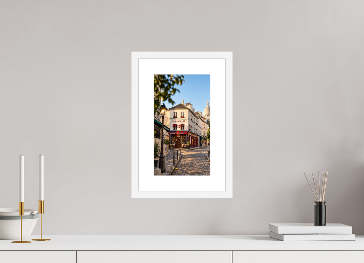 18 x 32 cm, Fineartprint im Rahmen - weiß Le Consulat – A Moment in Montmartre