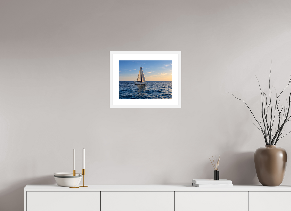 41 x 30 cm, Fineartprint im Rahmen - weiß Sailing into Gold – Mallorca