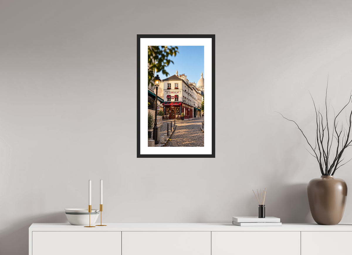 36 x 64 cm, Fineartprint im Rahmen - schwarz Le Consulat – A Moment in Montmartre