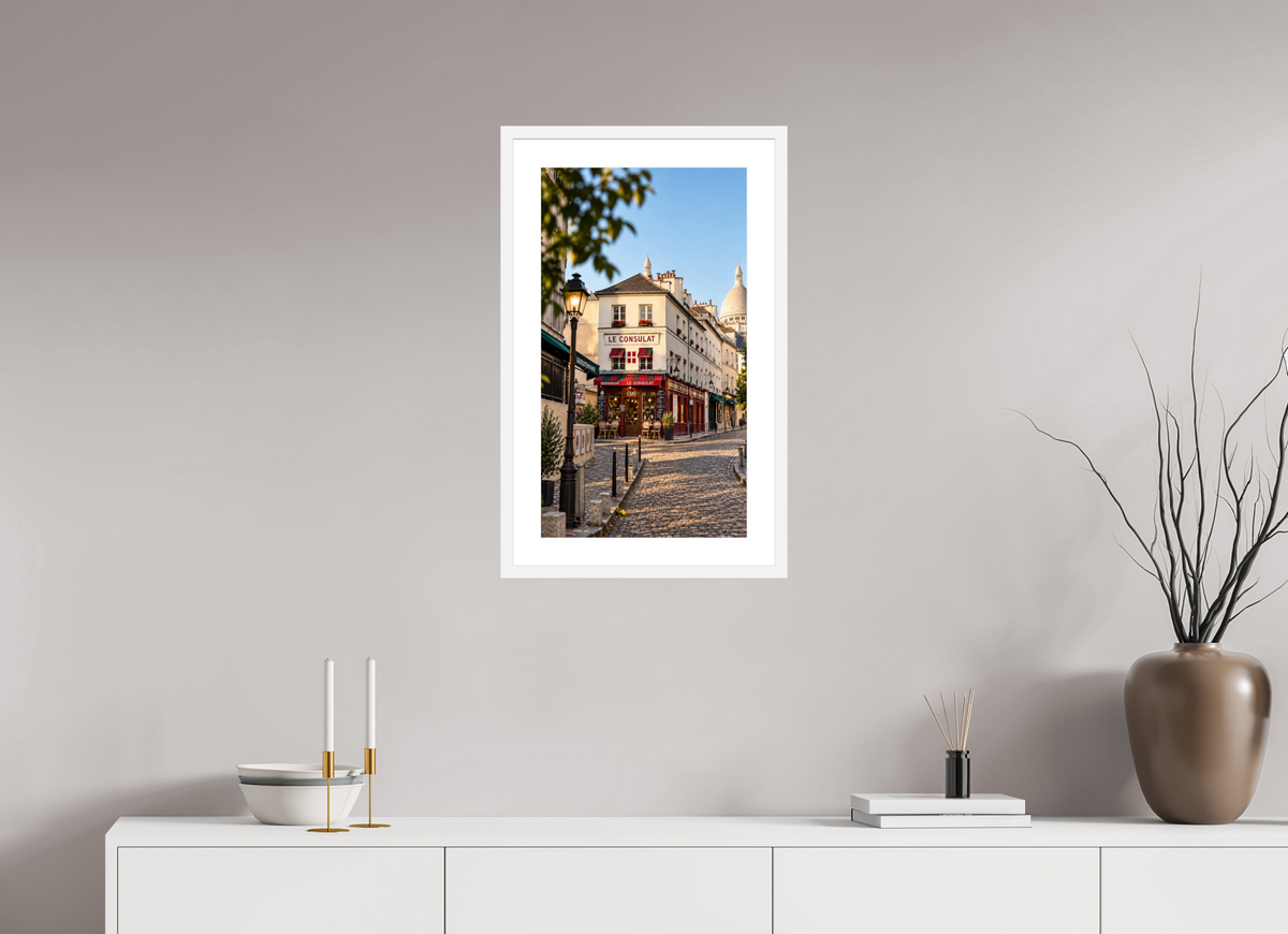 36 x 64 cm, Fineartprint im Rahmen - weiß Le Consulat – A Moment in Montmartre