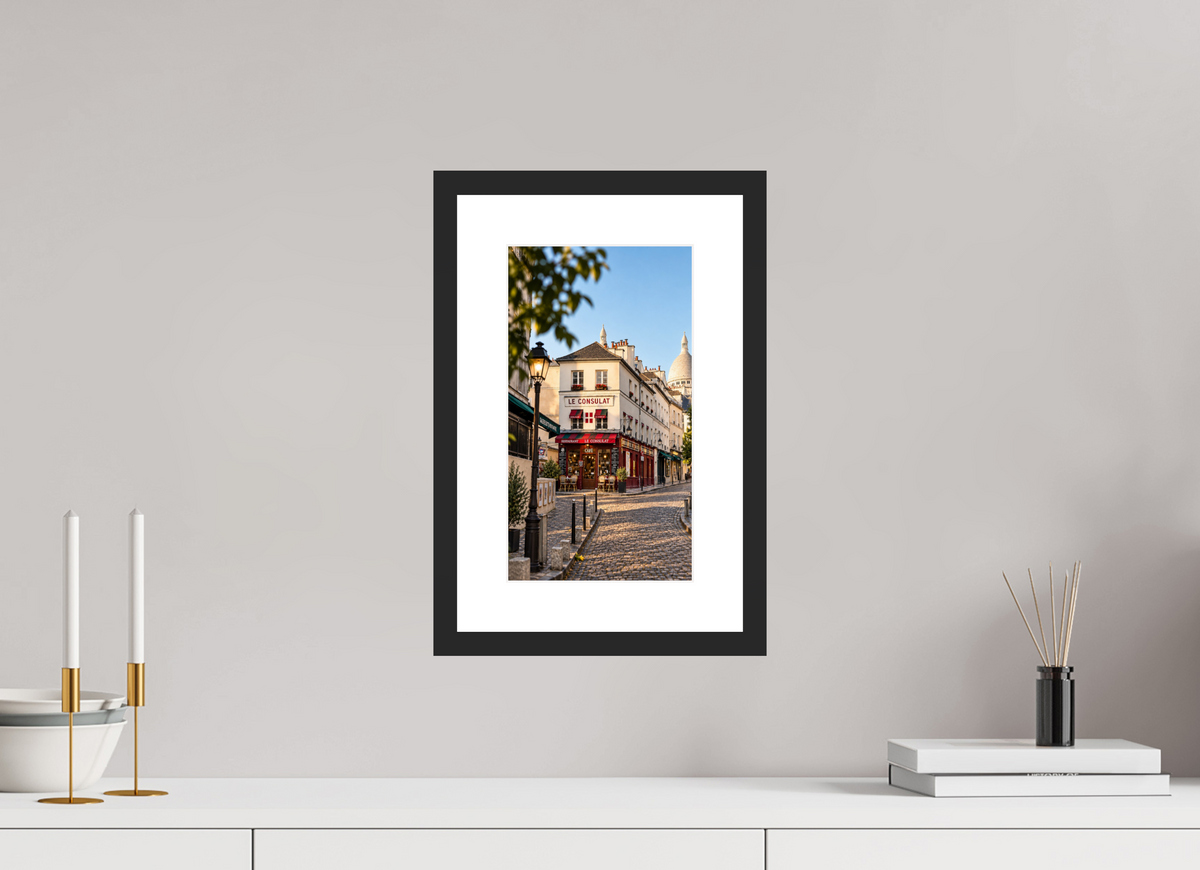 18 x 32 cm, Fineartprint im Rahmen - schwarz Le Consulat – A Moment in Montmartre