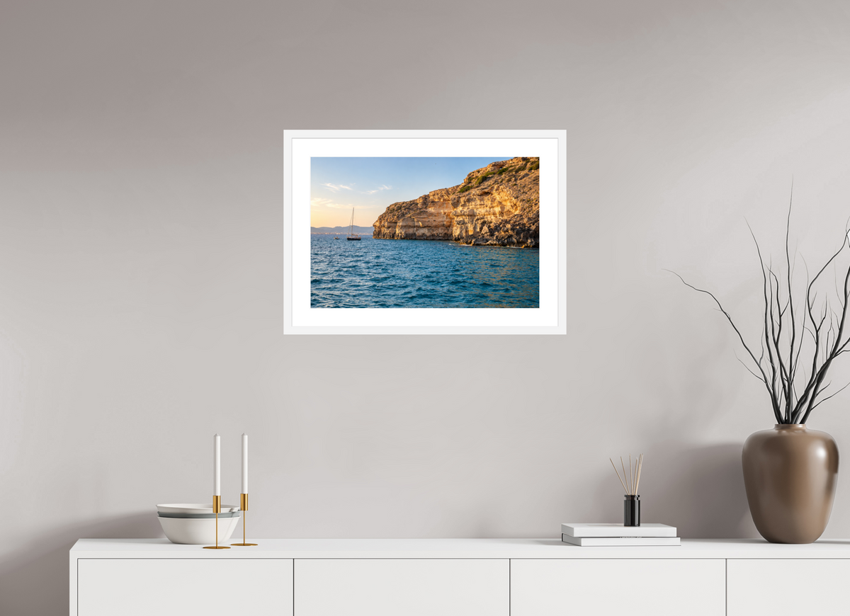 60 x 40 cm, Fineartprint im Rahmen - weiß Golden Cala – Mallorca