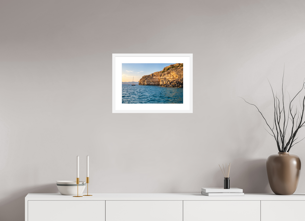 45 x 30 cm, Fineartprint im Rahmen - weiß Golden Cala – Mallorca